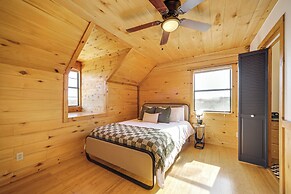 5 Mi to Dtwn Dripping Springs: Cabin w/ Jacuzzi!