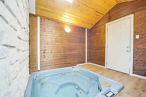 5 Mi to Dtwn Dripping Springs: Cabin w/ Jacuzzi!