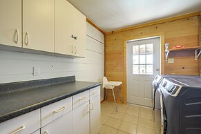 5 Mi to Dtwn Dripping Springs: Cabin w/ Jacuzzi!