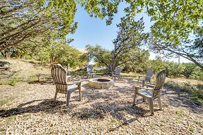 5 Mi to Dtwn Dripping Springs: Cabin w/ Jacuzzi!