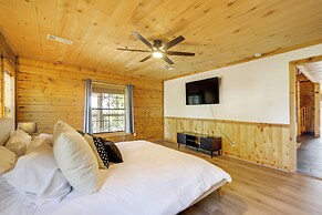 5 Mi to Dtwn Dripping Springs: Cabin w/ Jacuzzi!