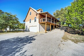 5 Mi to Dtwn Dripping Springs: Cabin w/ Jacuzzi!