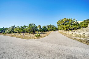 5 Mi to Dtwn Dripping Springs: Cabin w/ Jacuzzi!