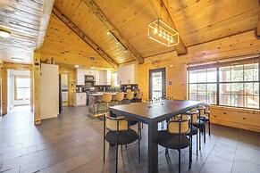 5 Mi to Dtwn Dripping Springs: Cabin w/ Jacuzzi!