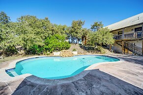 5 Mi to Dtwn Dripping Springs: Cabin w/ Jacuzzi!