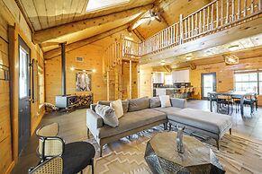 5 Mi to Dtwn Dripping Springs: Cabin w/ Jacuzzi!