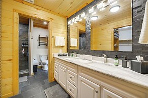 5 Mi to Dtwn Dripping Springs: Cabin w/ Jacuzzi!