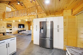 5 Mi to Dtwn Dripping Springs: Cabin w/ Jacuzzi!