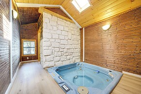 5 Mi to Dtwn Dripping Springs: Cabin w/ Jacuzzi!