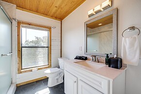 5 Mi to Dtwn Dripping Springs: Cabin w/ Jacuzzi!