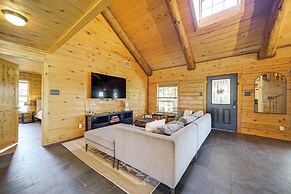 5 Mi to Dtwn Dripping Springs: Cabin w/ Jacuzzi!