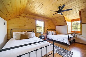 5 Mi to Dtwn Dripping Springs: Cabin w/ Jacuzzi!
