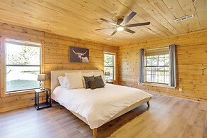 5 Mi to Dtwn Dripping Springs: Cabin w/ Jacuzzi!