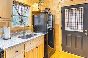 Romantic Log Cabin in the Smokies w/ Fire Pit!