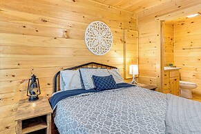 Romantic Log Cabin in the Smokies w/ Fire Pit!