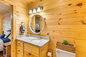 Romantic Log Cabin in the Smokies w/ Fire Pit!