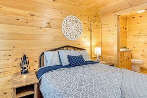 Romantic Log Cabin in the Smokies w/ Fire Pit!