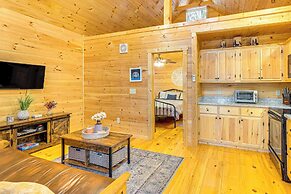 Romantic Log Cabin in the Smokies w/ Fire Pit!