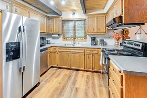 Steps to Golf Course: Nekoosa Home w/ Serene Yard!