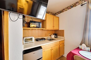 Walk to Golf Course: Cozy Malta Studio!