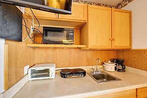 Walk to Golf Course: Cozy Malta Studio!