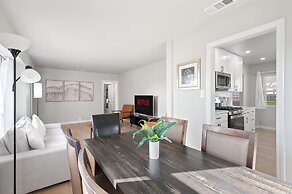 Luxury Modern Retreat w Spacious Yard Premium Comfort