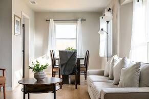 Luxury Modern Retreat w Spacious Yard Premium Comfort