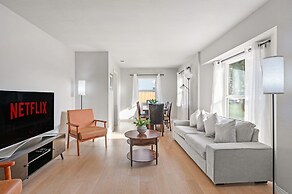 Luxury Modern Retreat w Spacious Yard Premium Comfort