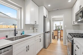 Luxury Modern Retreat w Spacious Yard Premium Comfort