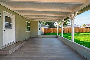 Luxury Modern Retreat w Spacious Yard Premium Comfort