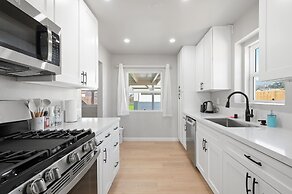 Luxury Modern Retreat w Spacious Yard Premium Comfort