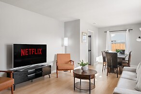 Luxury Modern Retreat w Spacious Yard Premium Comfort