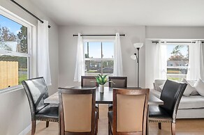 Luxury Modern Retreat w Spacious Yard Premium Comfort