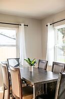 Luxury Modern Retreat w Spacious Yard Premium Comfort