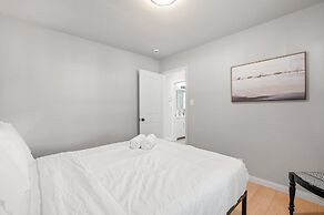 Luxury Modern Retreat w Spacious Yard Premium Comfort