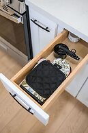 Luxury Modern Retreat w Spacious Yard Premium Comfort