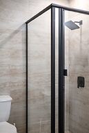 Luxury Modern Retreat w Spacious Yard Premium Comfort