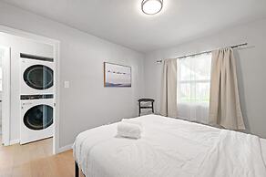 Luxury Modern Retreat w Spacious Yard Premium Comfort