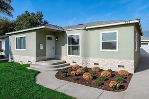 Luxury Modern Retreat w Spacious Yard Premium Comfort