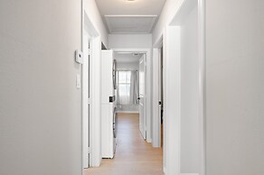 Luxury Modern Retreat w Spacious Yard Premium Comfort