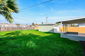 Luxury Modern Retreat w Spacious Yard Premium Comfort