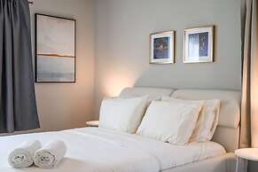 Luxury Modern Retreat w Spacious Yard Premium Comfort