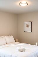 Luxury Modern Retreat w Spacious Yard Premium Comfort