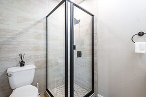 Luxury Modern Retreat w Spacious Yard Premium Comfort