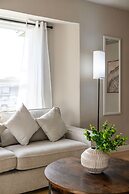 Luxury Modern Retreat w Spacious Yard Premium Comfort