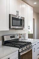 Luxury Modern Retreat w Spacious Yard Premium Comfort