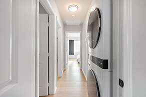 Luxury Modern Retreat w Spacious Yard Premium Comfort