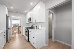 Luxury Modern Retreat w Spacious Yard Premium Comfort