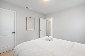 Luxury Modern Retreat w Spacious Yard Premium Comfort