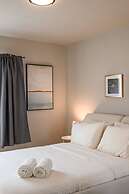 Luxury Modern Retreat w Spacious Yard Premium Comfort